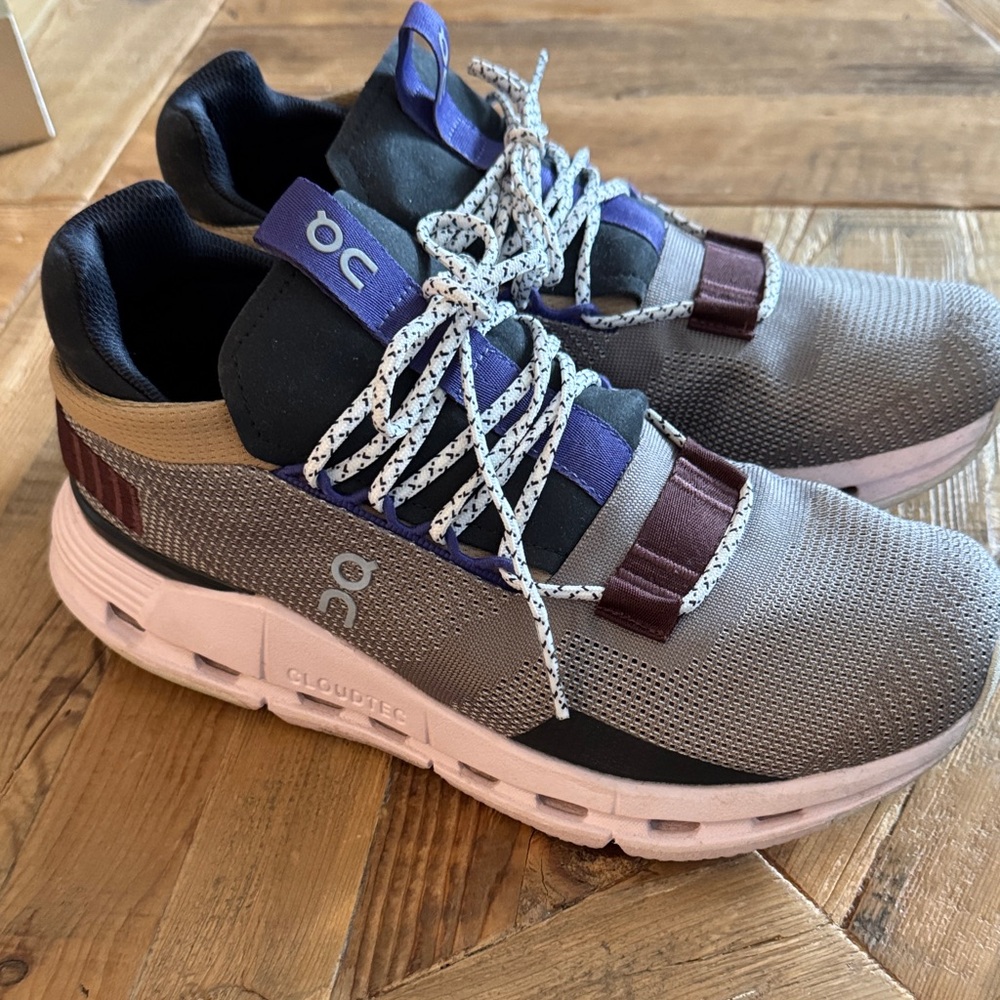 On Cloundnova Women’s size 8, very good condition, taupe/grey